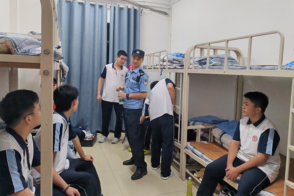 2025年8月30日，新生入学报到，公安民警深入宿舍1.jpg