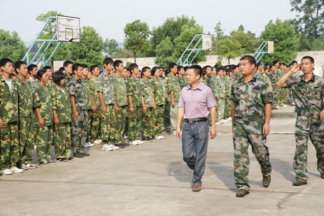 夏永强校长检阅受训学员